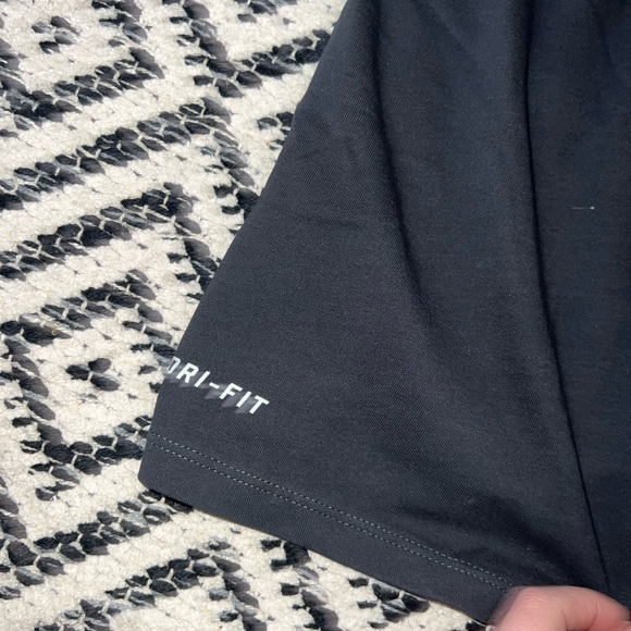 Grey and neon Nike men’s shirt - Picture 2 of 4